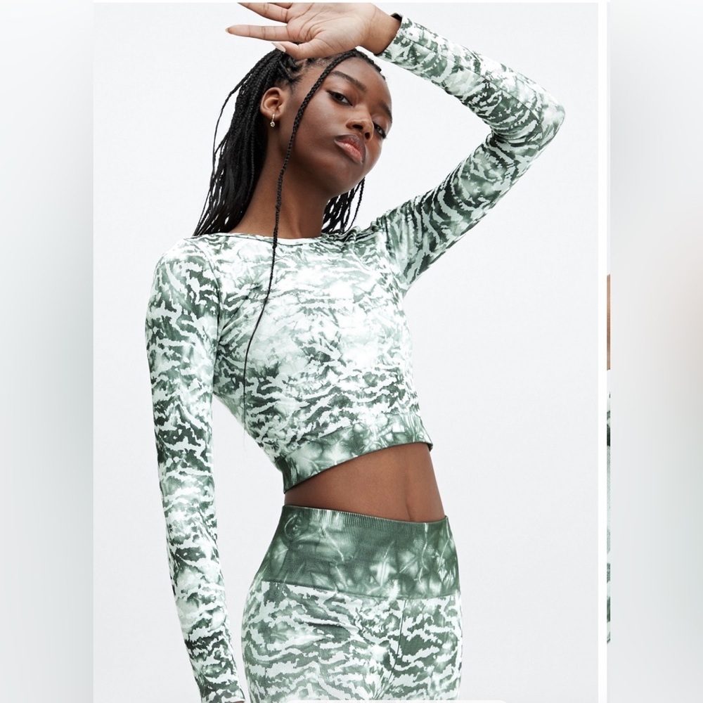 NWTS Fabletics Mari Seamless Long Sleeve Crop Top Sz M Tiger Tie Dye Green White - Picture 8 of 8